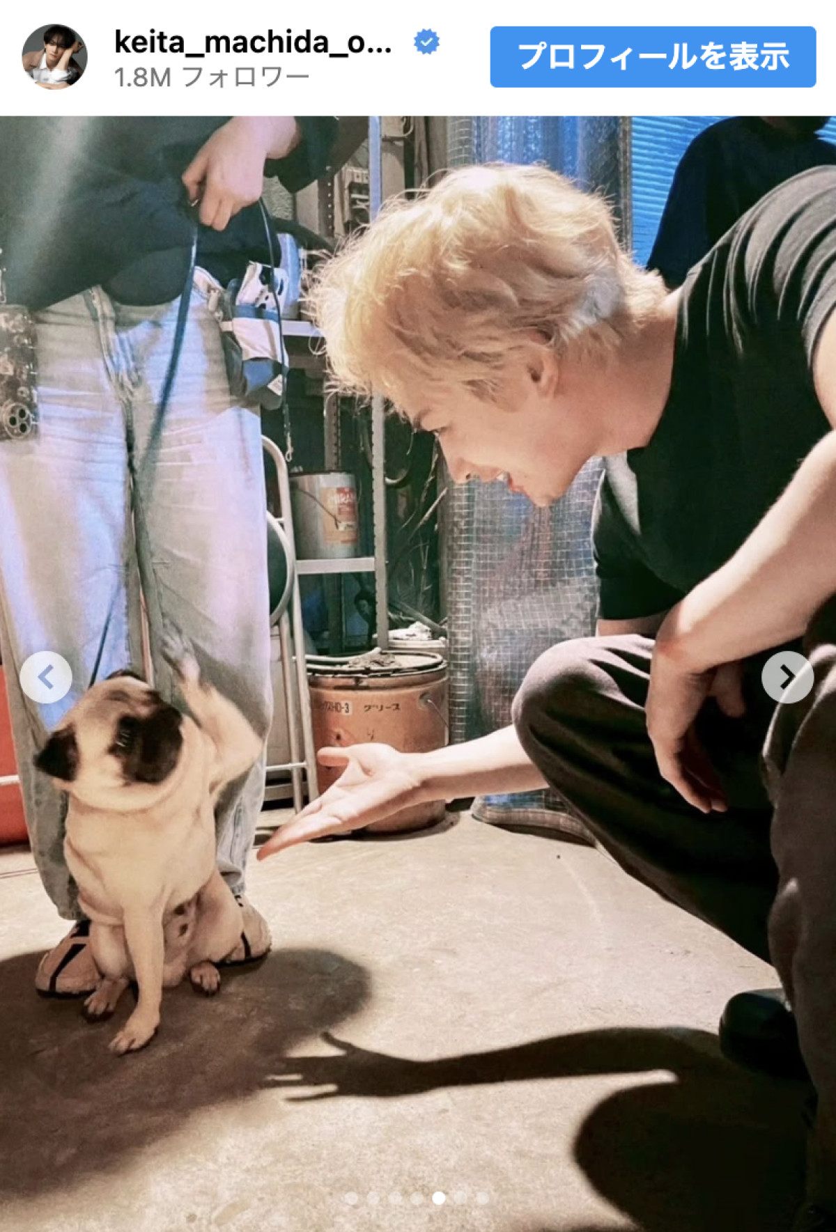 人気イケメン俳優、ごりごりタトゥー姿　“愛犬”と戯れるギャップに「メロメロな表情がいい」