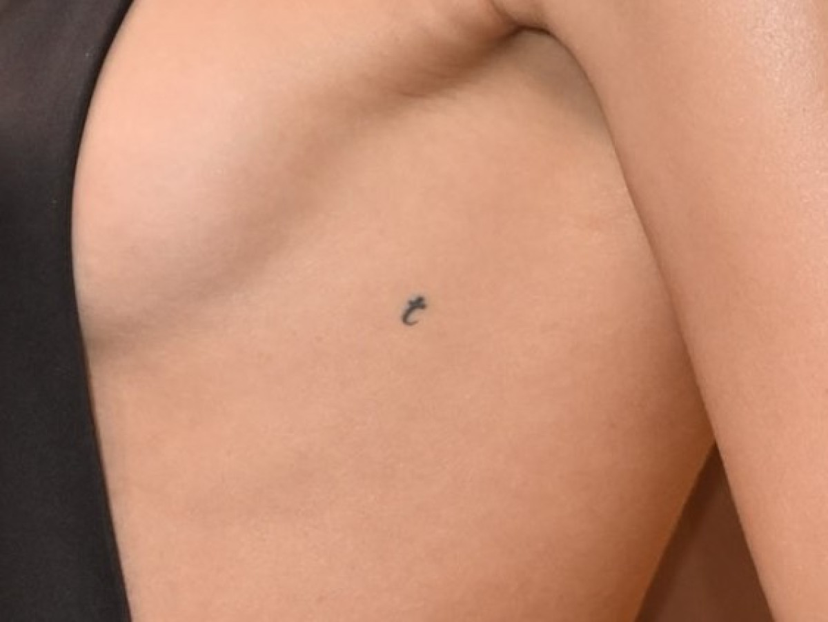 ゼンデイヤ、脇に刻まれた「t」のタトゥーに注目集まる