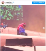 ジャスティン・ビーバーに呼ばれステージに向かうビリー・アイリッシュ　※「マギー・ベアード」Instagram