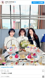 娘たちに母の日のお祝いを受ける柏木由紀子　※「柏木由紀子」Instagram