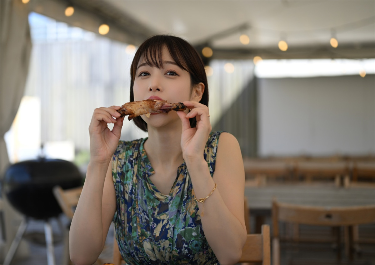 キャスター・中川絵美里がカメラマンに！　デジタル写真集第1弾に鷲見玲奈が登場