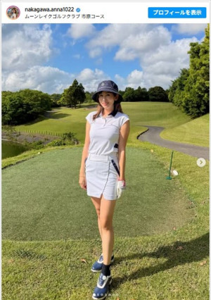 ゴルフ場に降り立った女神！　中川安奈のミニスカート姿　※「中川安奈」Instagram