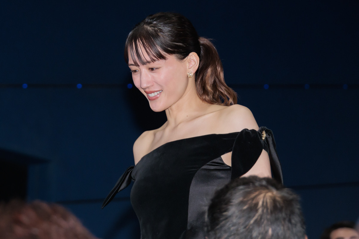 綾瀬はるか、肩出しブラックドレスで登場　千鳥・大悟は膝枕シーンを回顧「にやつかないのは相当すごいこと」
