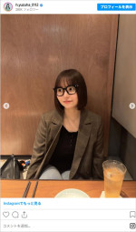いつもと一味違う！　本郷柚巴の“知的なお姉さん”スタイル　※「本郷柚巴」Instagram