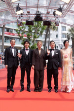 第79回カンヌ国際映画祭『急に具合が悪くなる』レッドカーペット＆ワールドプレミアに出席した（左から）長塚京三、黒崎煌代、ヴィルジニー・エフィラ、濱口竜介監督、岡本多緒