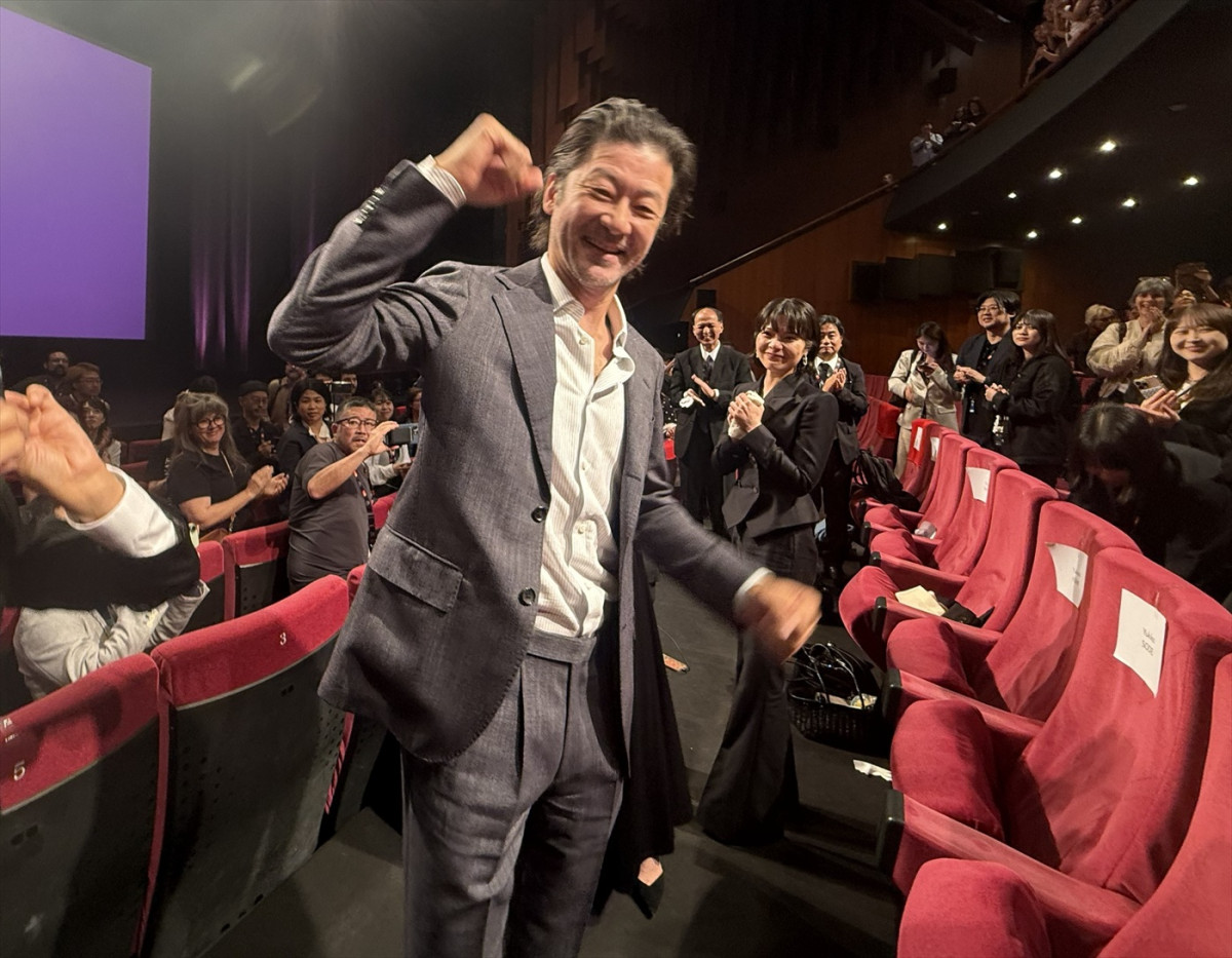 岸井ゆきのがカンヌ初参加！　映画『すべて真夜中の恋人たち』公式上映のスタオベに浅野忠信がガッツポーズ