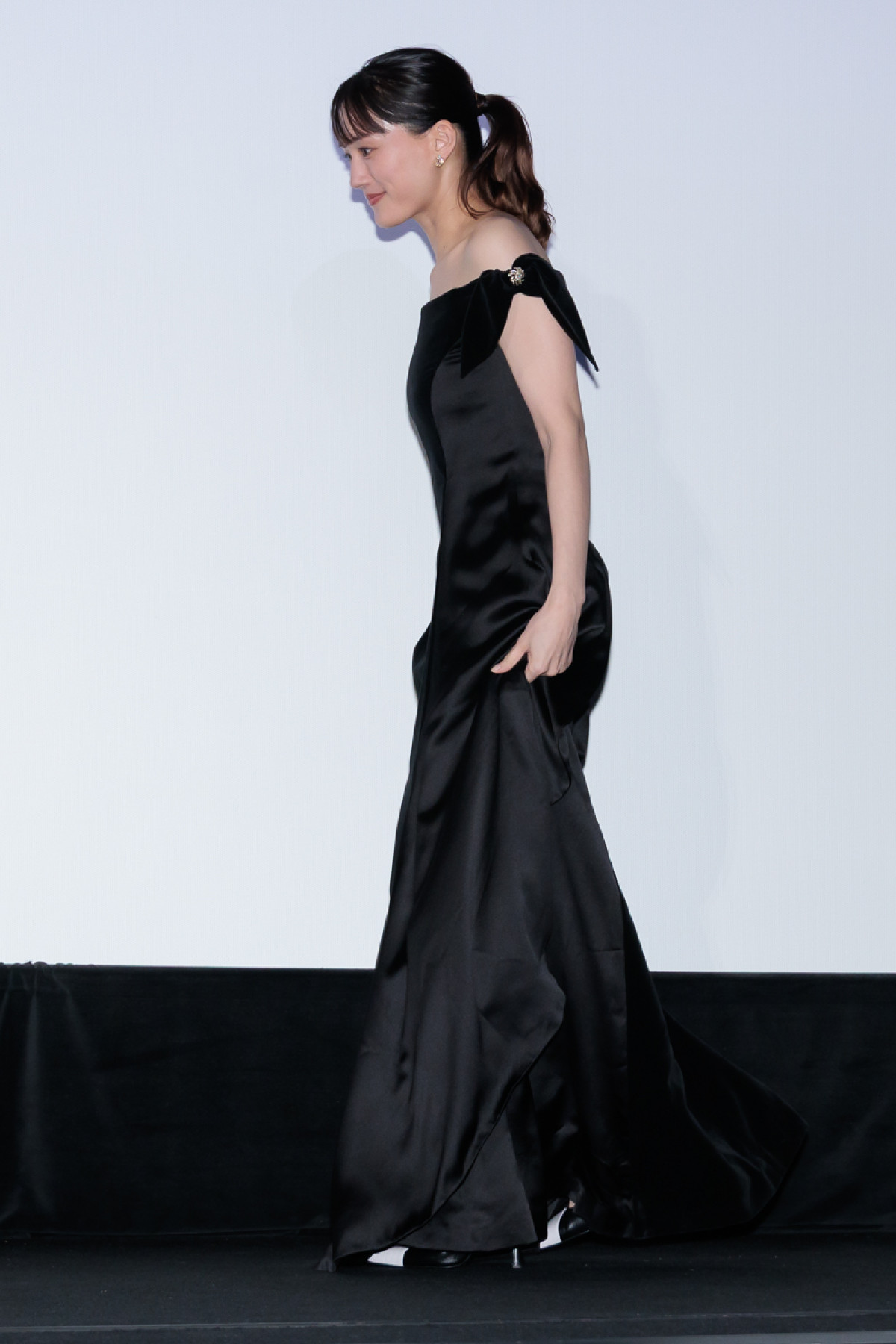 綾瀬はるか、肩出しブラックドレスで登場　千鳥・大悟は膝枕シーンを回顧「にやつかないのは相当すごいこと」