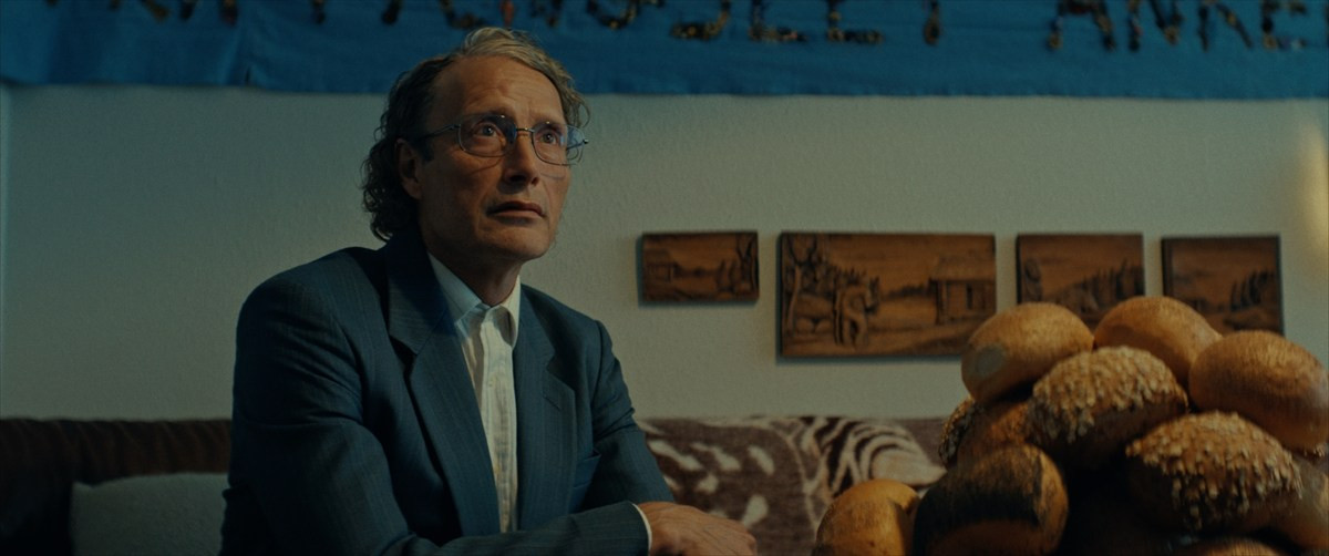 マッツ・ミケルセン最新作『さよなら、僕の英雄』“はみ出し者”が集結したメインビジュアル解禁