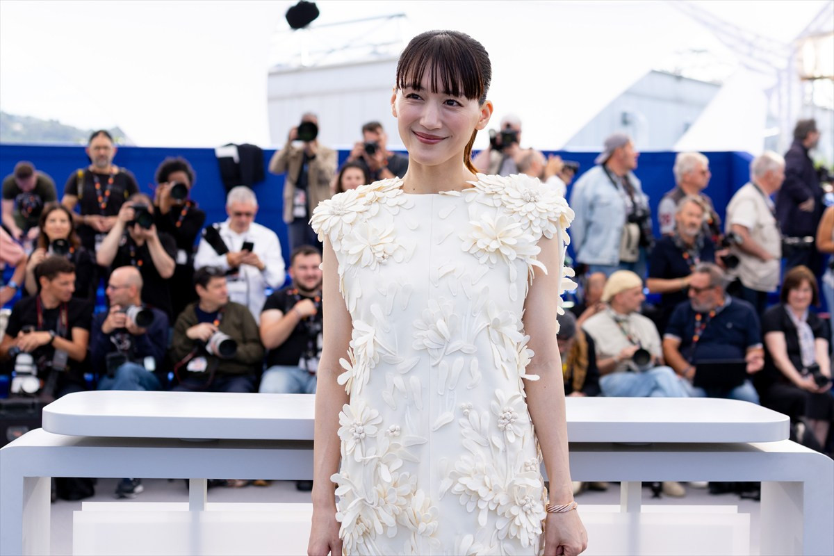 綾瀬はるか、フラワーモチーフの“大人かわいい”白ドレスで登場　カンヌの青空バックに笑顔