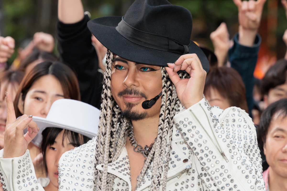 Travis Japan・宮近海斗、歌舞伎町を沸かせる「見てしまったら練習せざるを得ない技」ムーンウォークを披露