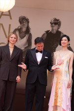 第79回カンヌ国際映画祭『急に具合が悪くなる』レッドカーペット＆ワールドプレミアに出席した（左から）ヴィルジニー・エフィラ、濱口竜介監督、岡本多緒