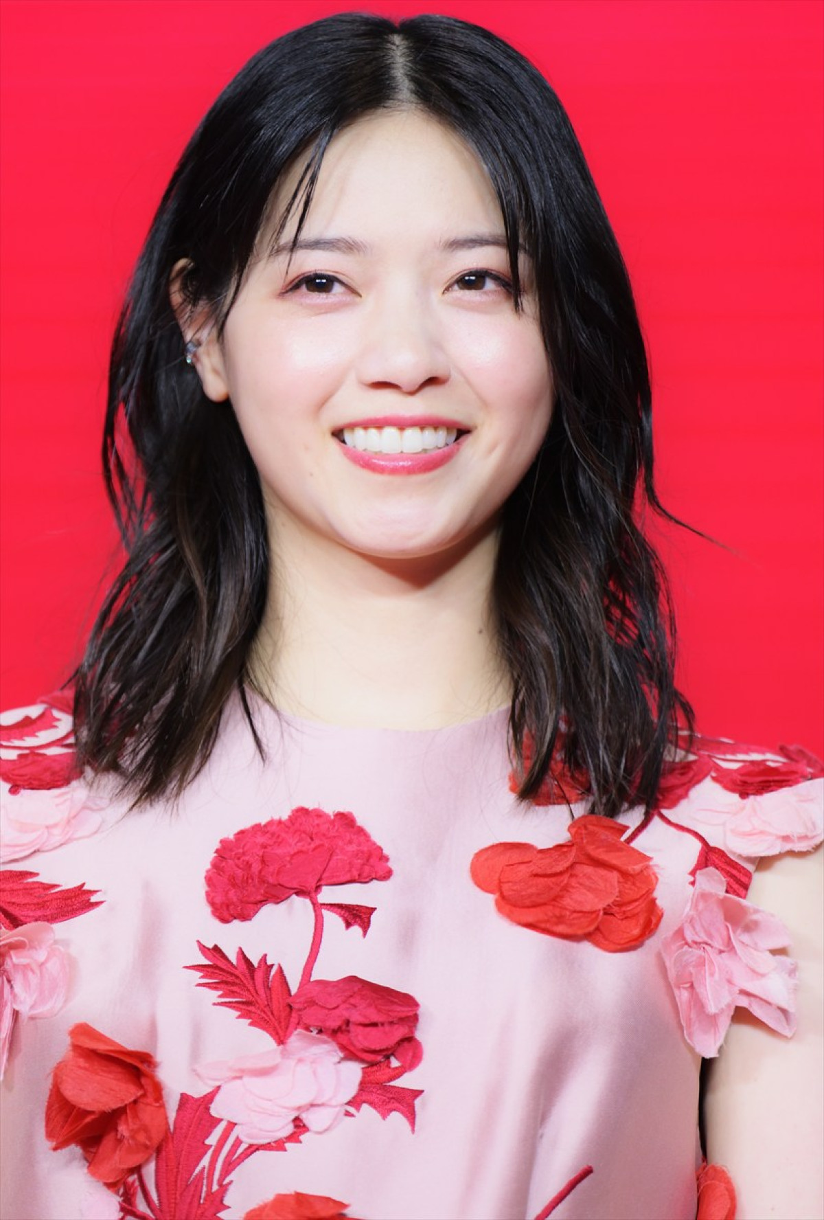 舘ひろし、ドレス姿の西野七瀬を華麗にエスコート！ 「この映画は西野君にかかっています」