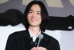 菅田将暉、映画『黒牢城』初日舞台挨拶に登場