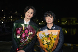 ドラマ『田鎖ブラザーズ』のクランクアップを迎えた（左から）岡田将生、染谷将太