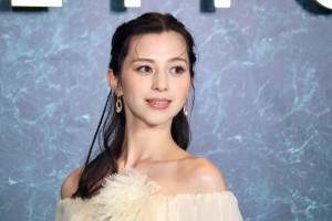 中条あやみ、デコルテ輝くオフショルドレスでグリーンカーペットに登場！＜Mrs. GREEN APPLE presents 『CEREMONY』＞