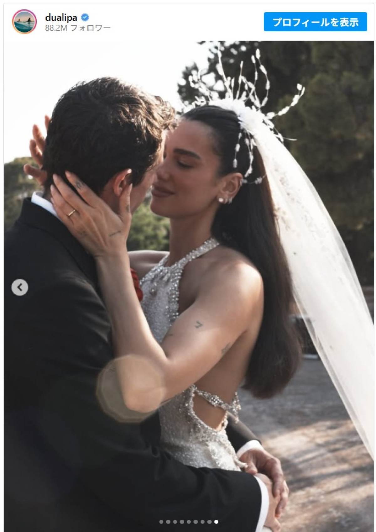 新婚のデュア・リパ、ウェディングドレス姿を披露！