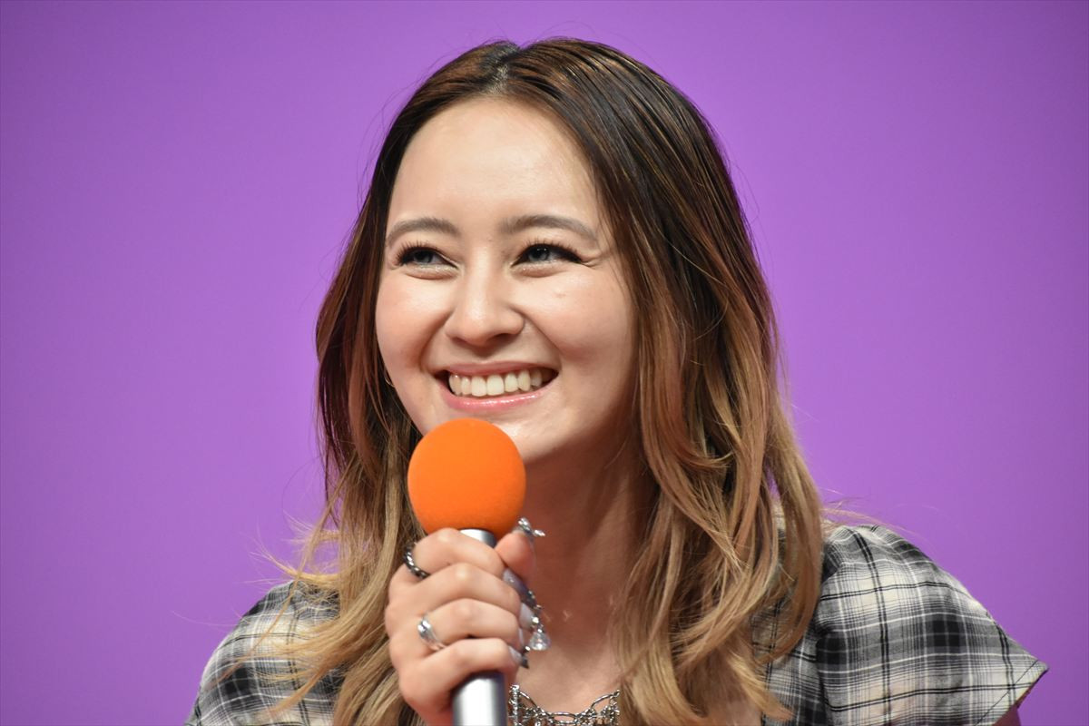 かたせ梨乃、ウエディングドレス姿で豆原一成と“結婚式”再現　「こんなダイナマイトな役は初めて」