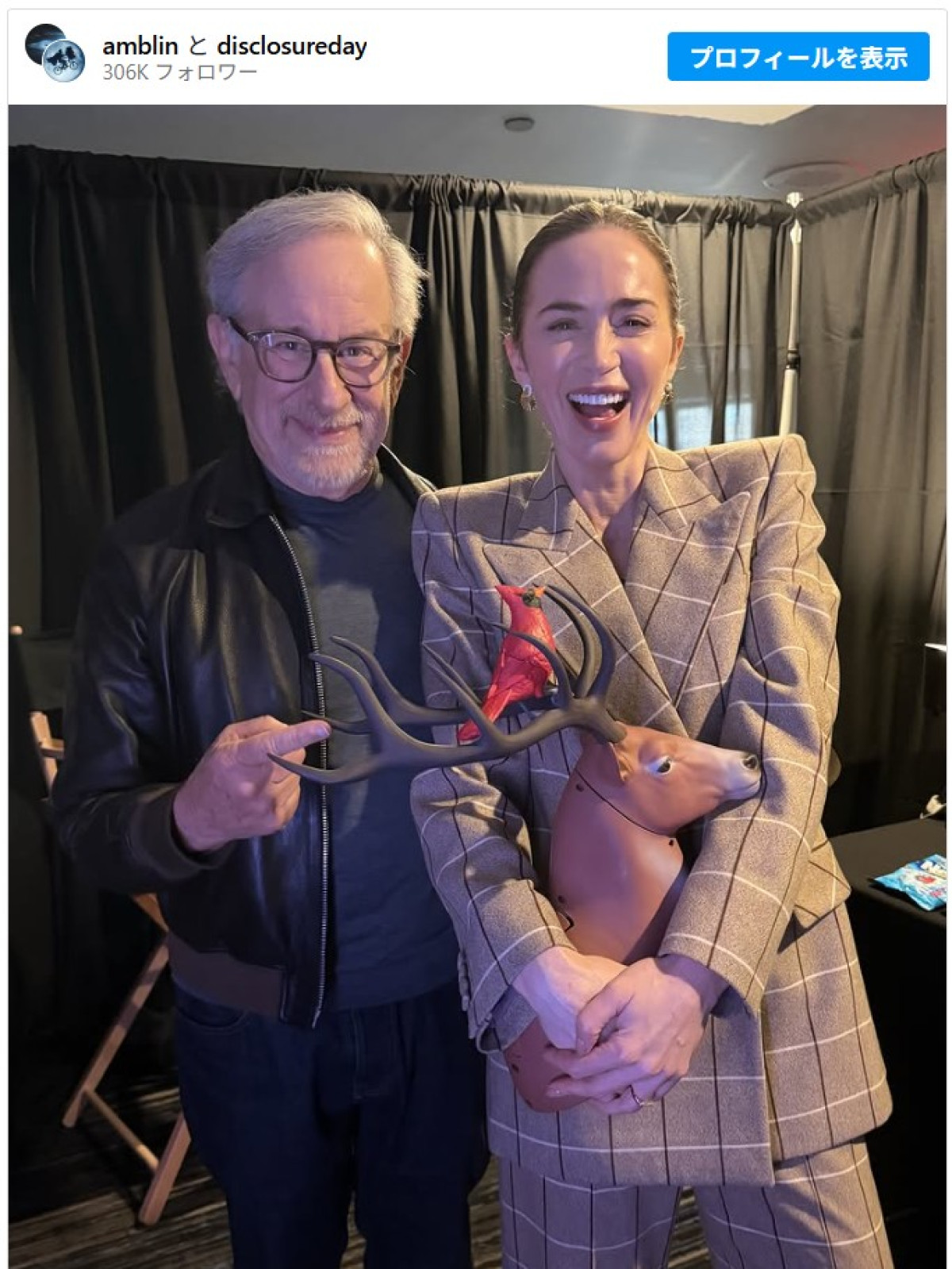 トム・クルーズ、かつての共演者たちとスピルバーグ監督『ディスクロージャー・デイ』鑑賞　“ポップコーンバケツ”にも注目集まる
