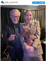 スピルバーグ監督と映画の公式ポップコーンバケツを持つエミリー・ブラント　※『Disclosure Day』Instagram