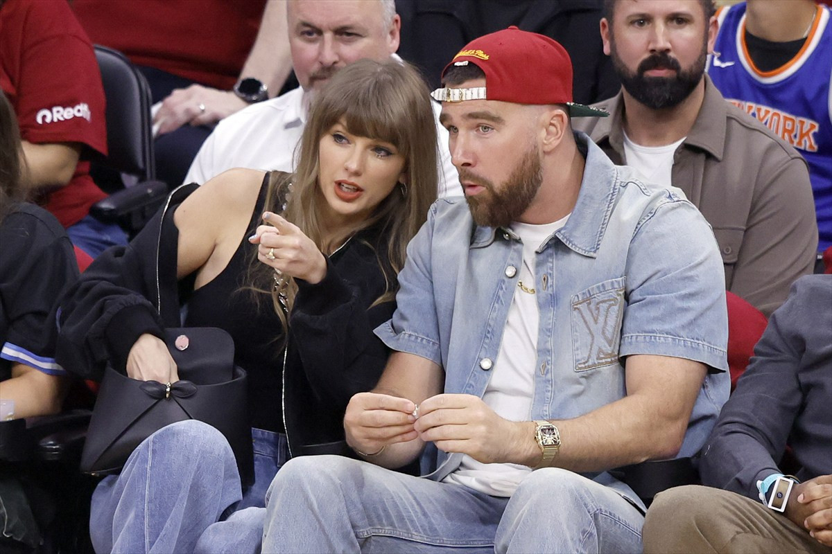先月23日、NBAニューヨーク・ニックス対クリーブランド・キャバリアーズの試合を観戦するテイラー・スウィフト＆トラビス・ケルシー