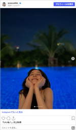 タイのナイトプールを満喫する新木優子　※「新木優子」Instagram