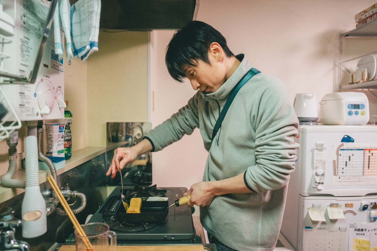 安田章大が徹底した役作りで体現　『平行と垂直』自閉スペクトラム症のある兄・大貴を写した場面写真