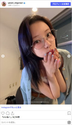 重盛さと美、アウター脱ぎかけショットに「破壊力すげー」の声　※「重盛さと美」Instagram
