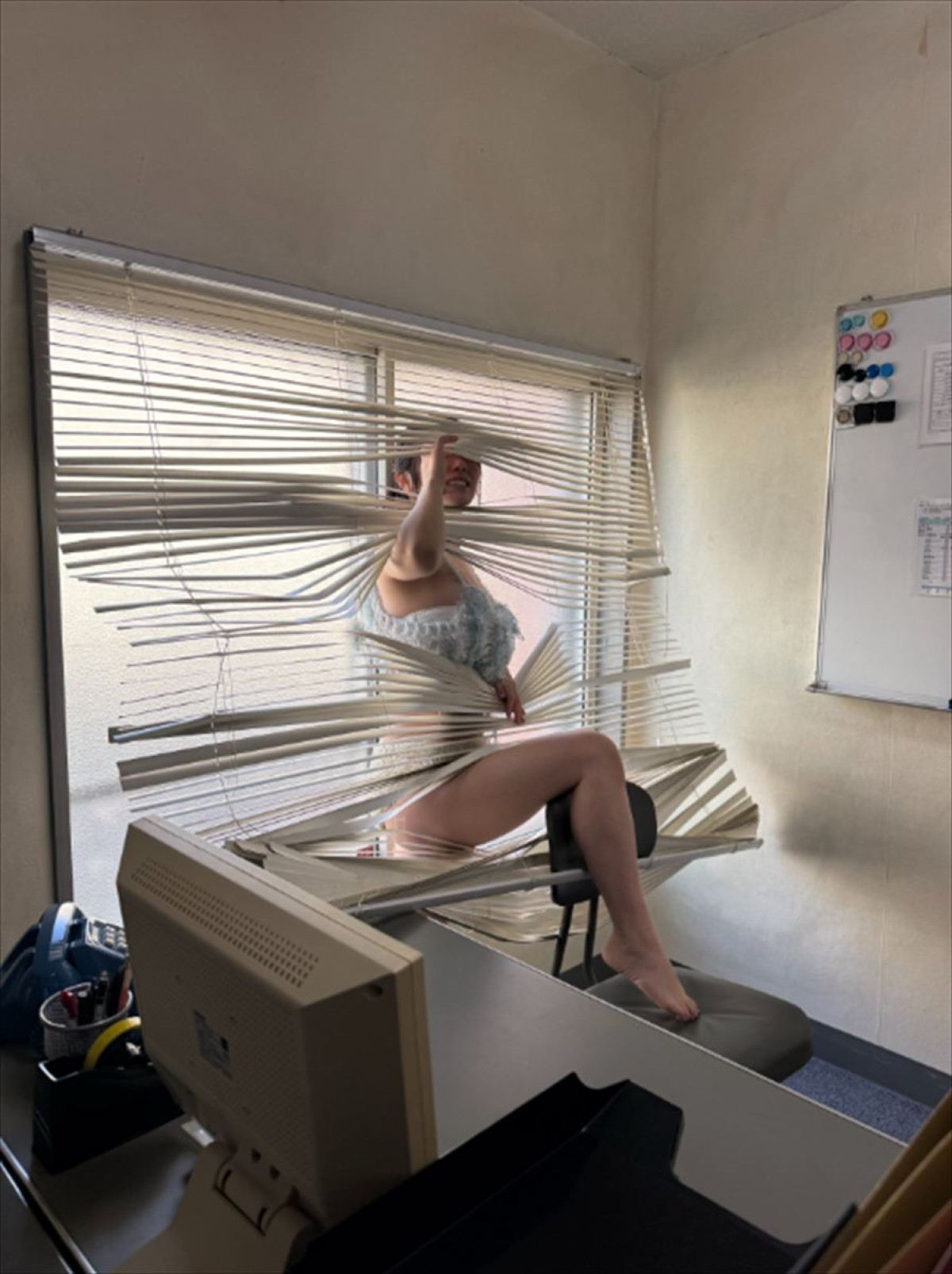 どういう状況!?　山田かなが公開したグラビア撮影中の一コマ　※「山田かな」Instagram