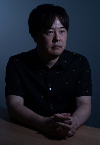 2027年度後期連続テレビ小説『なぎさの進化論』脚本を担当する徳尾浩司