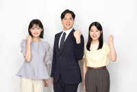 左から永田莉紗、出井将、川辺真美子（フジテレビ新人アナウンサー）