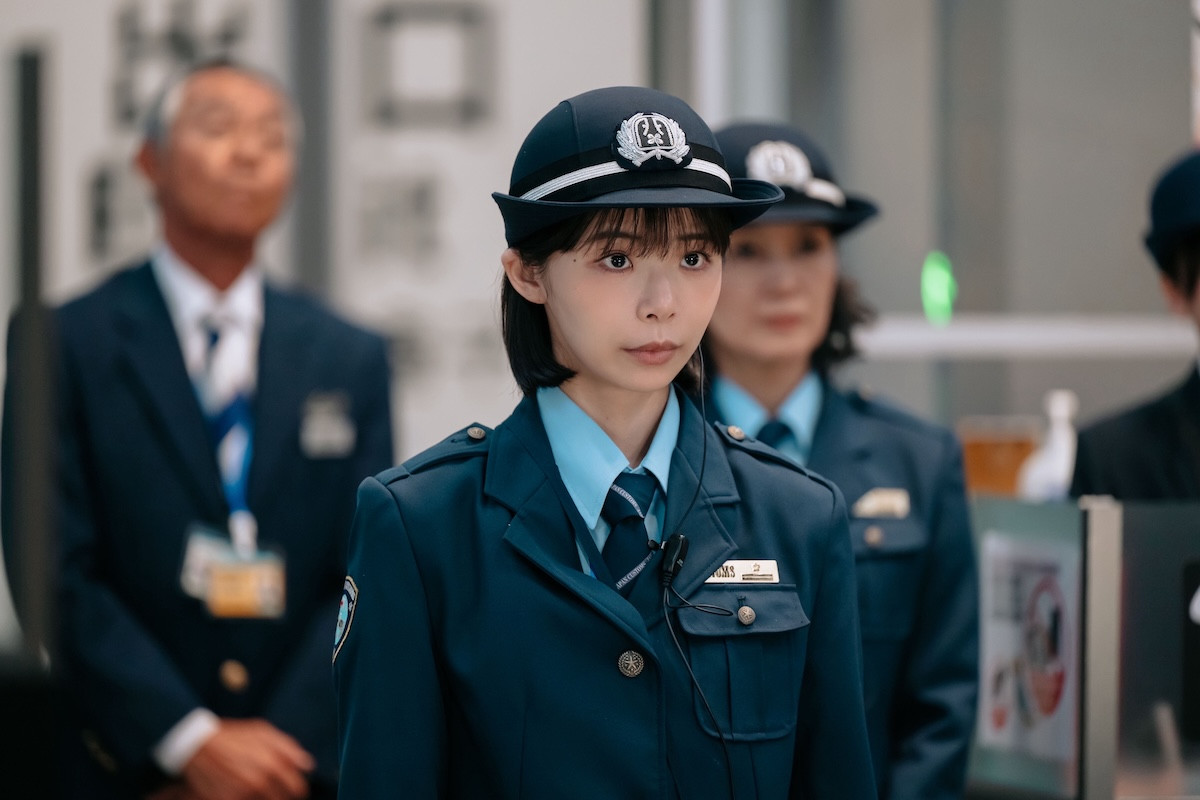 『大空港～GATE24～』初回 趣里、謎のクセ強税関職員役に反響「右京さんのDNA」「変人役ハマる」