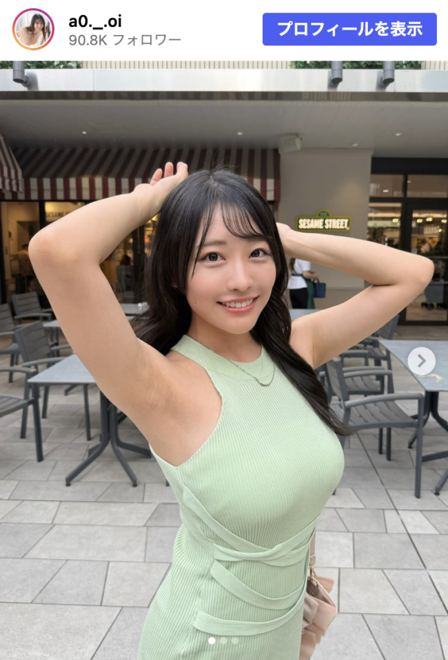 葵りんご、ノースリーブ姿で笑顔　※「葵りんご」Instagram