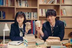 映画『ないものねだりの君に光の花束を』に出演する（左から）原菜乃華、作間龍斗（ACEes）