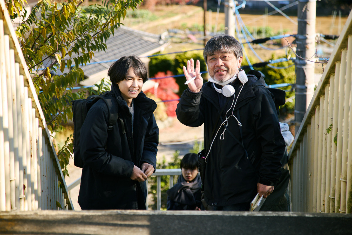 映画『白鳥とコウモリ』（左から）松村北斗、岸善幸監督メイキング写真