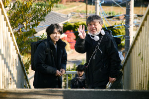 松村北斗×今田美桜『白鳥とコウモリ』真剣なまなざしや柔らかな笑顔が見られるメイキングカット解禁