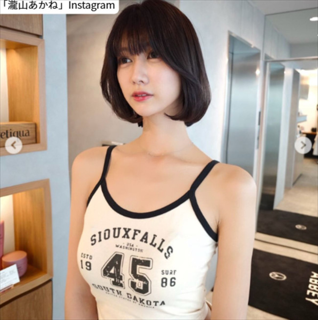 瀧山あかね、ソロショット　※「瀧山あかね」Instagram