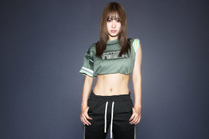 TWICE モモ、「Onitsuka Tiger」着こなす新ビジュアル公開！　“11字腹筋”際立つ美スタイル披露