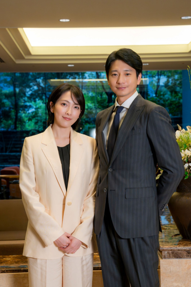 『連続ドラマW　MR ‐医薬情報担当者‐』に出演する（左から）知英、向井理