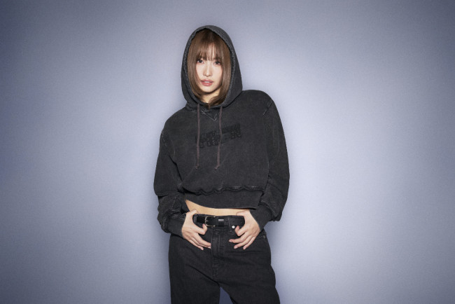 写真）TWICE モモ、「Onitsuka Tiger」着こなす新ビジュアル公開！ “11