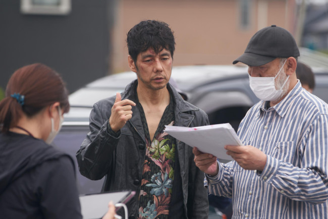 映画『時には懺悔を』メイキング写真（左から）西島秀俊、中島哲也監督