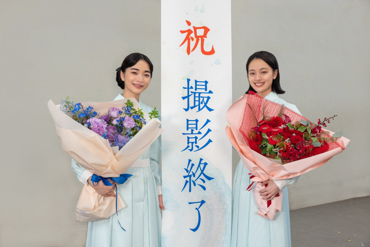 連続テレビ小説『風、薫る』に出演する（左から）見上愛、上坂 樹里　クランクアップ写真