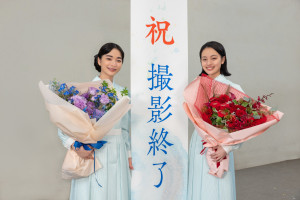連続テレビ小説『風、薫る』に出演する（左から）見上愛、上坂 樹里　クランクアップ写真