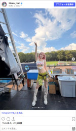 サマソニのバックステージでポーズを取るLE SSERAFIMのSAKURA（宮脇咲良）　※「宮脇咲良」Instagram