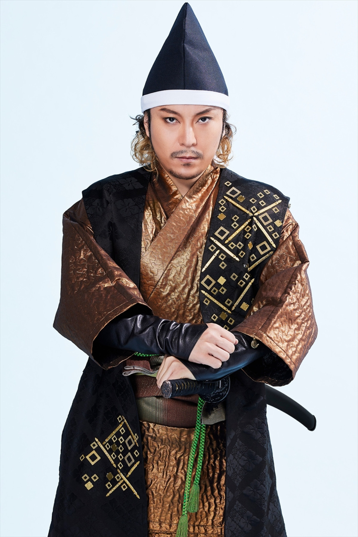 “源義経”尾上松也と“織田信長”北山宏光が鋭い視線で対峙！　舞台『桶狭間の義経』第二弾ビジュアル＆ソロ扮装ビジュアル解禁