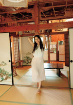 音羽美奈のファースト写真集『かなでる。』より