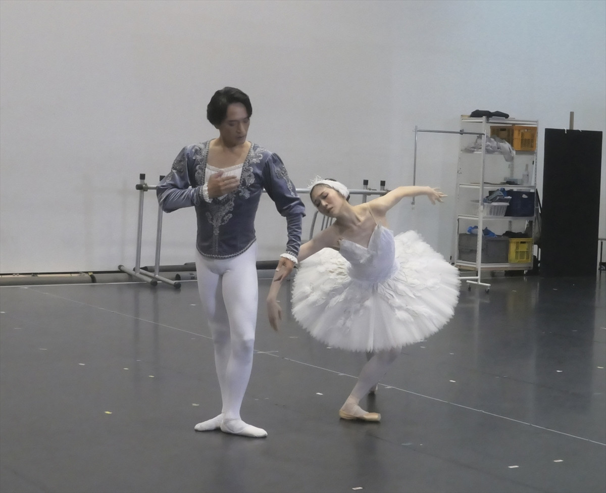 井桁弘恵、バレエダンサーと心寄り添わせ熱演！ 『SWAN -Ballet cross Reading-』稽古場リポート