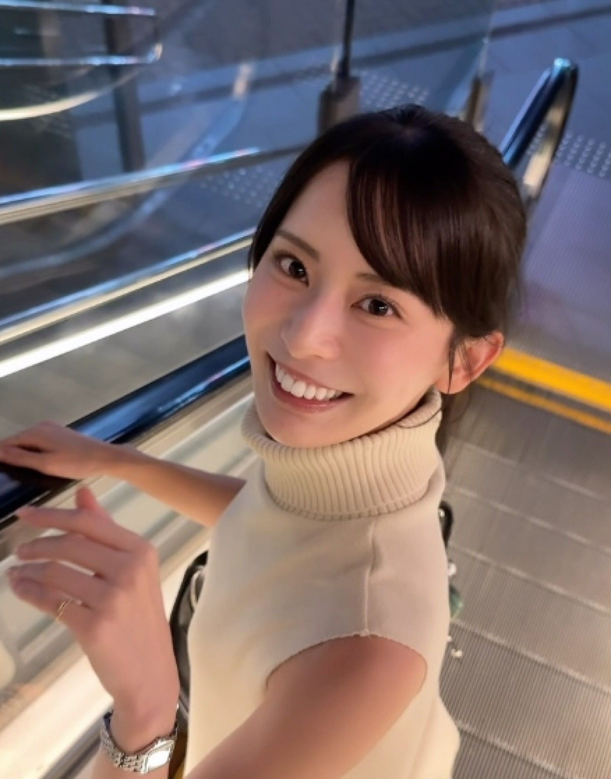 『ダウンタイム』美しすぎて話題の“受付嬢”、オフショットに「まじ美人」「女神級のかわいさ」と反響