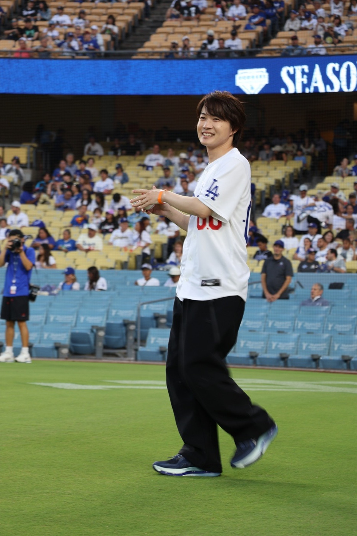 『ゴジラ-0.0』神木隆之介がドジャー・スタジアムで始球式！　キャッチャーを務めた山本由伸も驚く堂々ピッチング