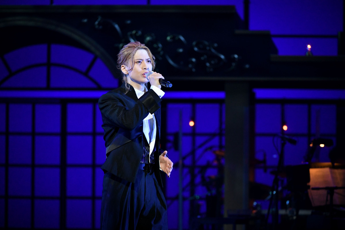 岡宮来夢、1stコンサート華やかに開幕！　20曲以上の楽曲、ダンスやピアノ演奏などで満員の観客を魅了