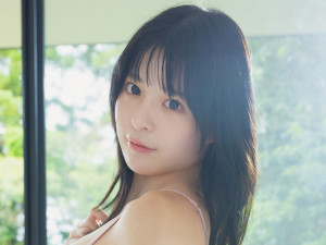 【写真】元HKT48グラビア美女26歳、透明感を誇る“ミルキーボディ”あらわ　デジタル写真集